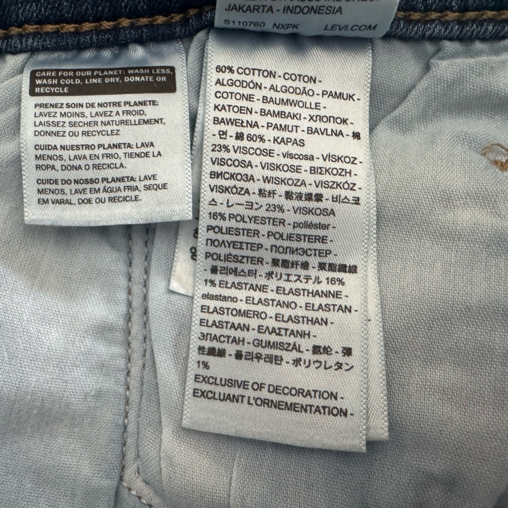Levi Strauss Women's Classic Straight Jeans - Medium Wash - Size 12 - Picture 5 of 6
